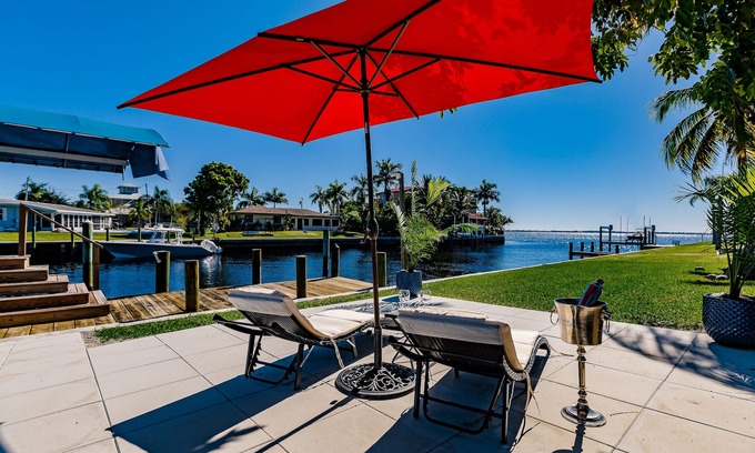 Edgewater Casa | WATERFRONT MODERN 4/2 FLORIDA HOME POOL BOAT DOCK AND LIFT DIRECT GULF ACCESS