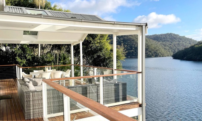 Berowra Waters Casa | Absoluta propiedad moderna frente al mar con barco y jacuzzi exterior