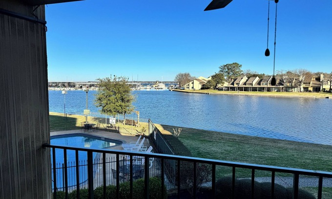 Walden on Lake Conroe Condominio | Waterfront modern condo on Walden at the lake Conroe