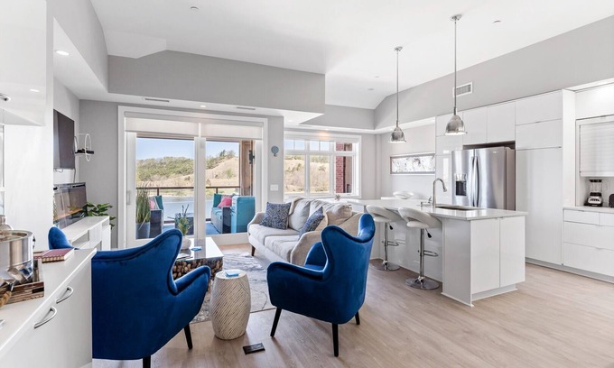 Grand Haven Condominio | Waterfront, Musical Fountain, Lake MI views, luxury condo downtown