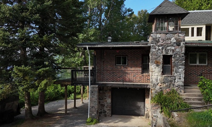 Armour Cabaña | Waterfront Muskoka Escape with Small Beach & Private Dock for Swimming