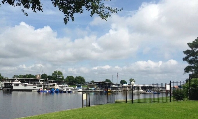 Walden on Lake Conroe Condominio | Waterfront Newly Renovated Ground Floor Condo Overlooking A Full-Service Marina