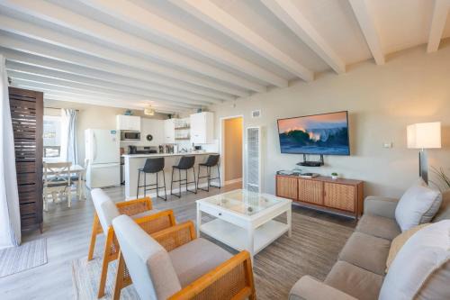 Balboa Peninsula Casa | Waterfront Newport Condos w. Dock Access Walk to Balboa Fun Zone and Beach