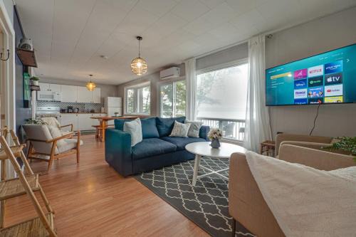 Algonquin Highlands Casa | Waterfront Night Owl Cottage on Halls Lake