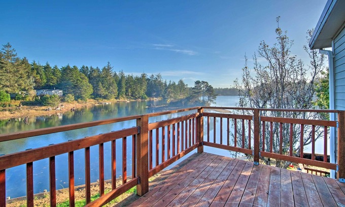 North Bend Casa | Waterfront North Bend Home: 9 Miles into Town