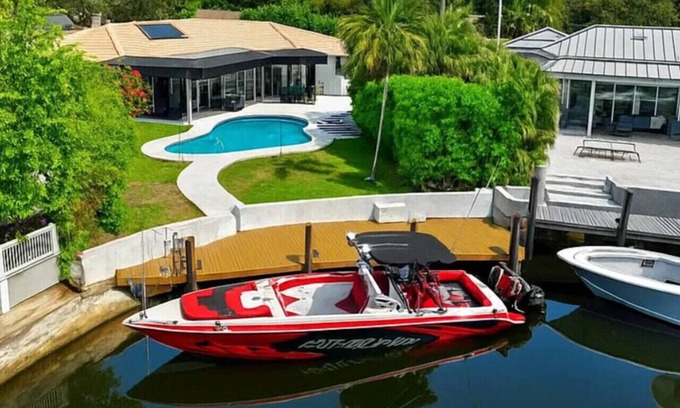 Lighthouse Point Apartamento | Waterfront Oasis with Pool, Games, & Hot Tub