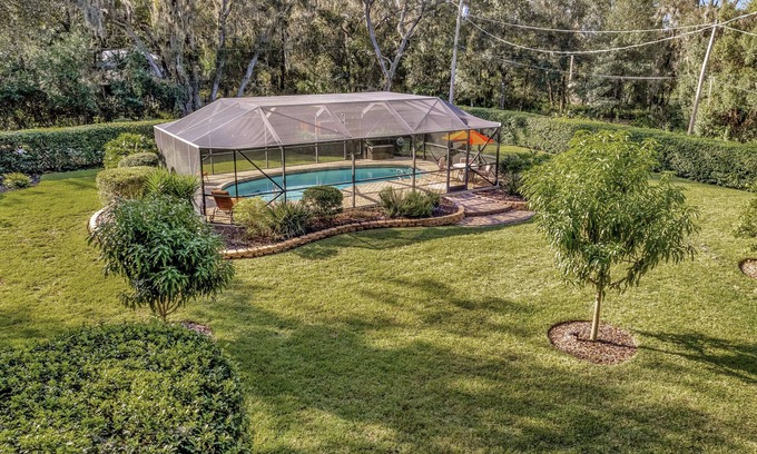 Temple Terrace Casa | Waterfront, oasis, family retreat, 5 minutes from theme park,