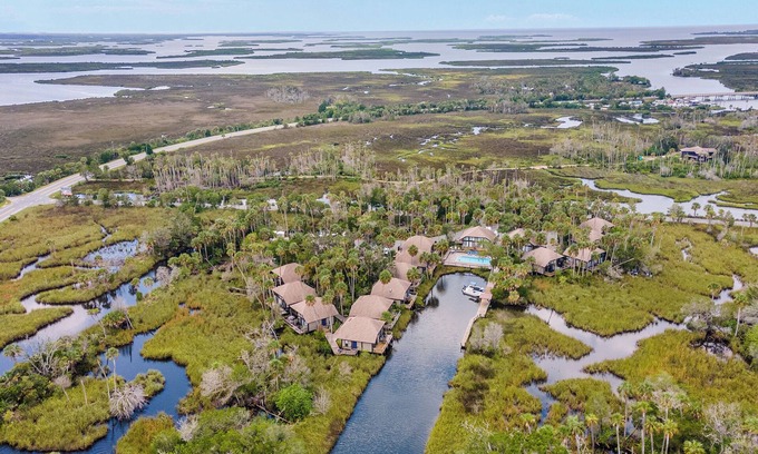 Crystal River Condominio | Waterfront Oasis - Crystal River:1-Bedroom with Gulf Views, Pool, and Boat Dock!
