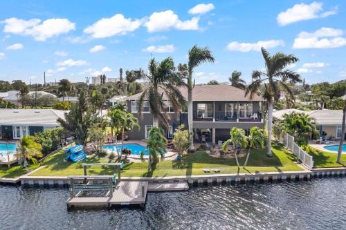 Cocoa Isles Casa | Waterfront Oasis1 blk to beach-Kayaks-Game room