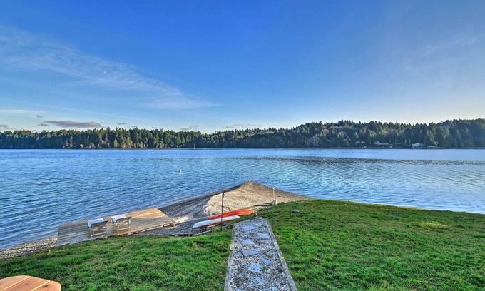 Olympia Cabina | Waterfront Olympia Home w/ Private Beach & Kayaks!