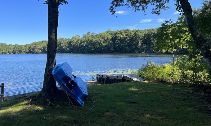 East Falmouth Casa | Waterfront on Lake! 6 bd, 2 bth. Central Air. Huge Deck. Paddle boat!