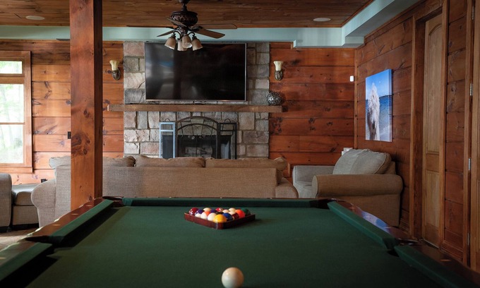 Oakwood Casa | Waterfront on Lake Lanier-updated home with Dock close to golf and 1 hour to UGA
