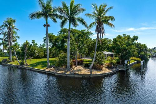 Yacht Club Casa | Waterfront! Oversize Corner Yard, Dock w/lift, Hot Tub & Pool - Villa Tropical Calusa - Roelens