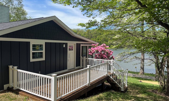 Hiwassee Cabaña | Waterfront Paddles & Pours Cottage on Claytor Lake