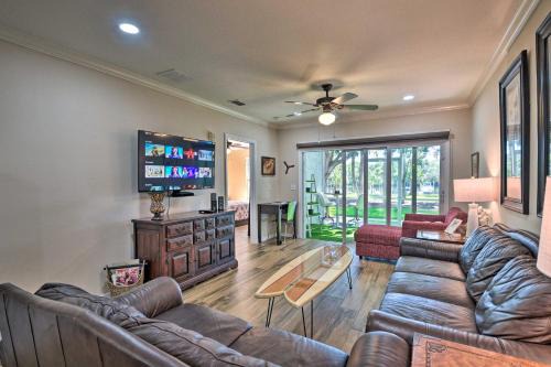 Palm Coast Apartamento | Waterfront Palm Coast Condo with Boat Dock and Pool!