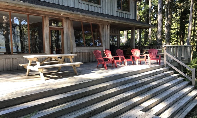 Tofino Casa | Lujosa casa personalizada frente al mar, con licencia completa y hermosas vistas de Meares Is!