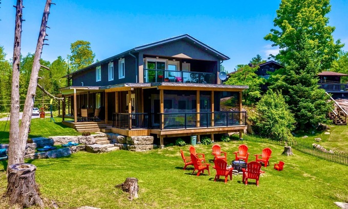 Bobcaygeon Cabaña | Waterfront paradise Casa with hot tub