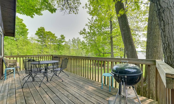 Carp Lake Cabaña | ¡NUEVO! Waterfront Paradise Lake Cottage w / Pvt Dock!