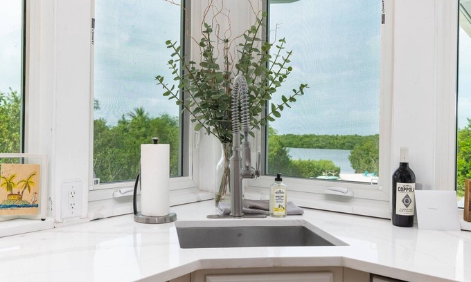 Venetian Shores Casa | Waterfront Paradise Found: Explore the Serene Beauty of Islamorada!
