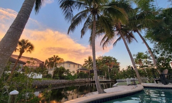 Bonita Springs Casa | Suite para huéspedes frente al mar con piscina, mini playa y bote de remos