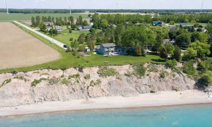 Dashwood Cabaña | Waterfront / Private Beach w/Hot Tub by Grand Bend