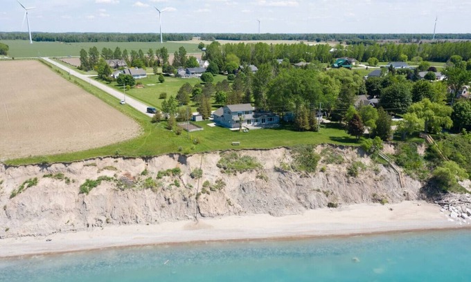 Dashwood Cabaña | Waterfront / Private Beach w/Hot Tub by Grand Bend
