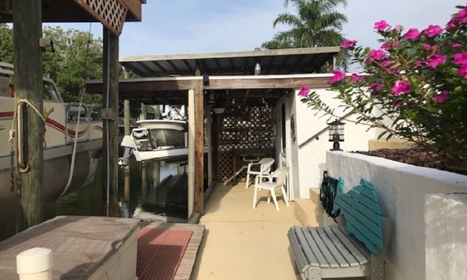 Indian Harbor Estates Casa | Waterfront private home located in Oak Hill - Edgewater area.