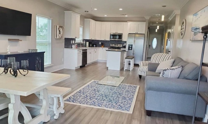 Shoreline Park Casa | Waterfront Relaxation 5 Beds 2 Bath Pool Boat Slip