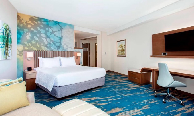 Marathon Hotel | Waterfront Resort Stay w/ Pool Access & Marina Views