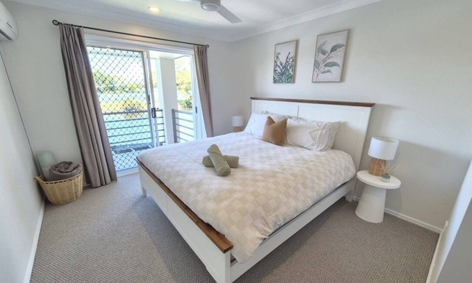 Mermaid Waters Casa | Waterfront Retreat ~ Sleeps 4