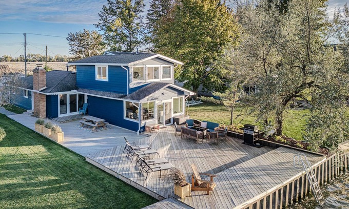 Anchorville Casa | Waterfront Retreat! 9 Beds, Fishing, Sunsets, Fire Table, Indoor&Outdoor Games!
