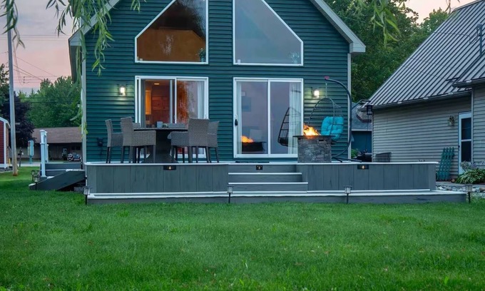 Houghton Lake Casa | Waterfront Retreat with AC and WiFi in Houghton Lake