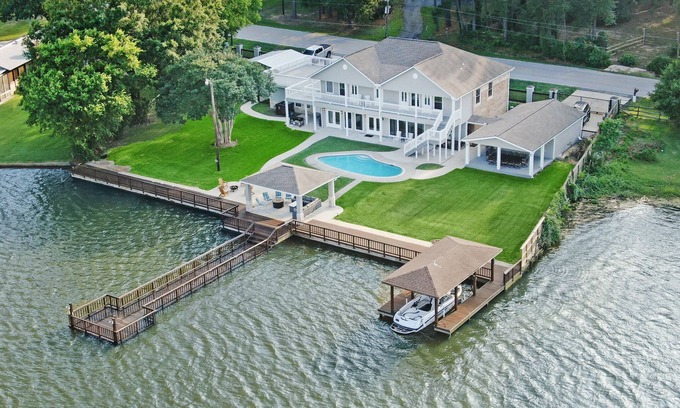 Willis Casa | Waterfront retreat on quiet cove - Sleeps 20