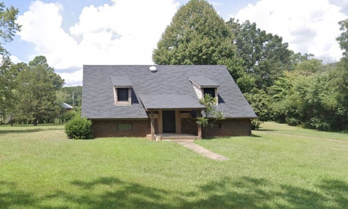 Leesburg Casa | Waterfront Retreat on Weiss Lake – Sleeps 14 | Stunning Views & Relaxing Outdoor Space