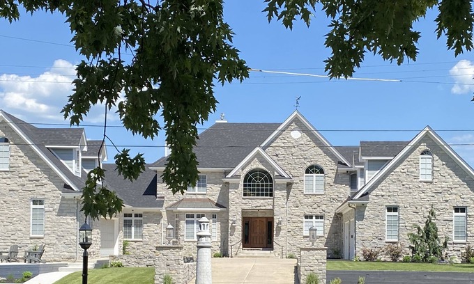 Bedford Casa | Waterfront Retreat - Romantic Get-away - Executive Travel (Lake Erie)