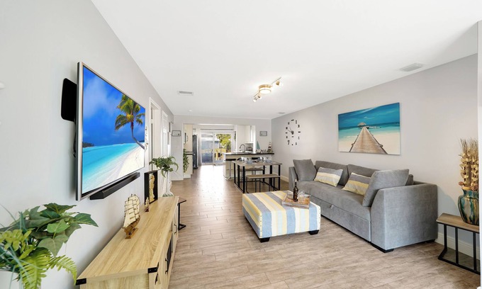 Argonaut Isle Casa | Waterfront Retreat Near FLL /Hollywood/Dania - 2BR w/ BBQ, Kayaks & Beach Access