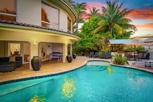 Oakland Park Casa | Waterfront Retreat: 7BR Villa with Pool Jacuzzi