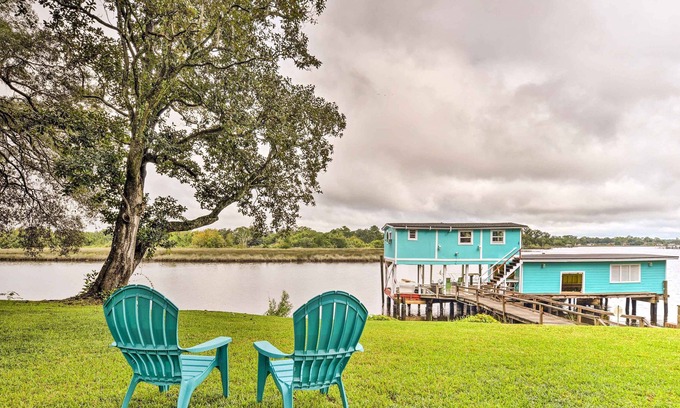 Lake Forest Apartamento | Waterfront Retreat w/ Dock & On-Site Fishing!