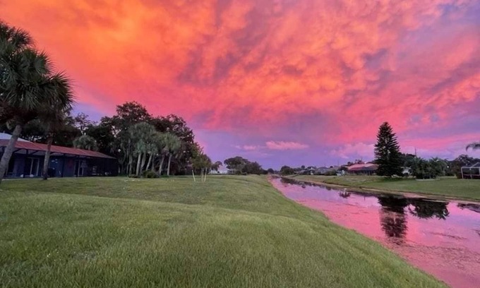Oakland Hills Condominio | Waterfront Retreat in Rotonda West golf community