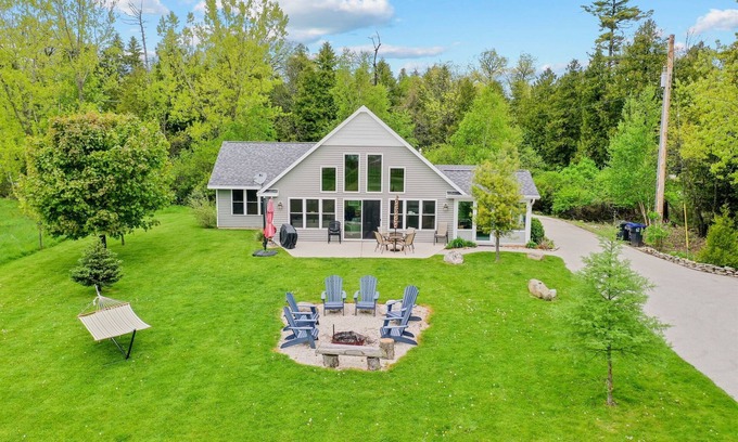 Idlewild Casa | Scenic Bayfront Cottage w/ Spacious Yard