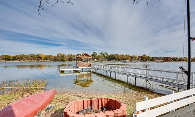 Quinlan Casa | Waterfront Retreat w/ Dock on Lake Tawakoni!
