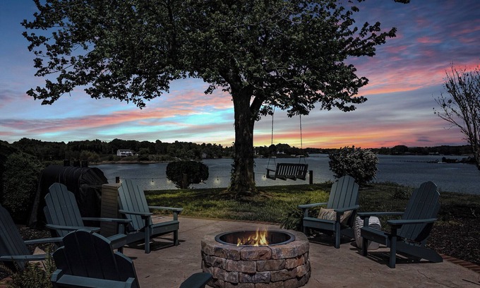 Mount Holly Casa | Waterfront retreat with dock, kayaks, and outdoor living. Bring the boat!