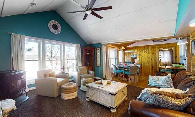 Winthrop Casa | Waterfront retreat with stunning views, dock access and washer/dryer