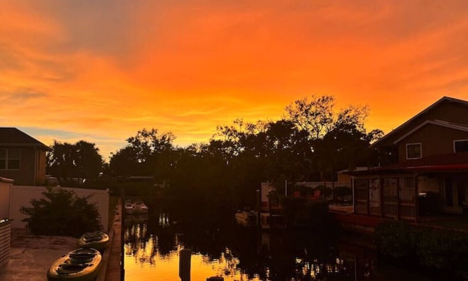 Laurel Apartamento | Waterfront retreat with kayaks, walk to the beach