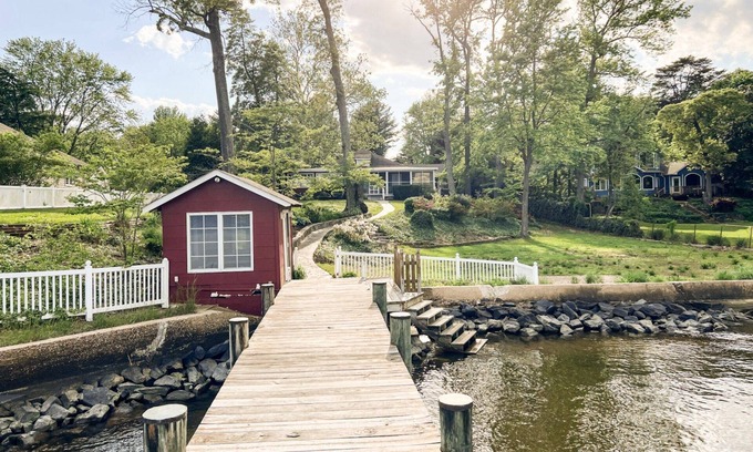 Severna Park Casa | Waterfront River Breezes with private pier, parking and billiards room
