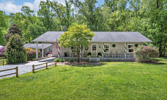 Horse Shoe Casa | Waterfront River home near Asheville, dog friendly