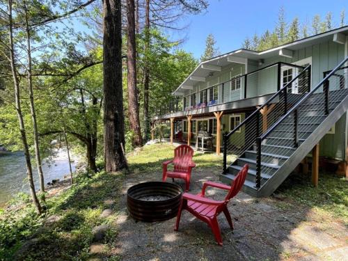 Washougal Casa | Waterfront Rivers Edge on Washougal River