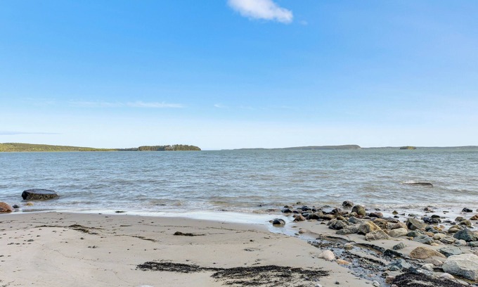 Roque Bluffs Cabina | Waterfront Roque Bluffs Hideaway w/ Private Beach