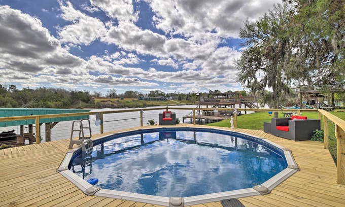Barrett Casa | Waterfront San Jacinto River Home w/ Boat Slip!