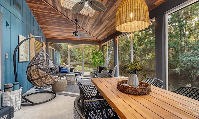 Homosassa Casa | Waterfront Screen Porch with kayaks to experience the peaceful Halls River!